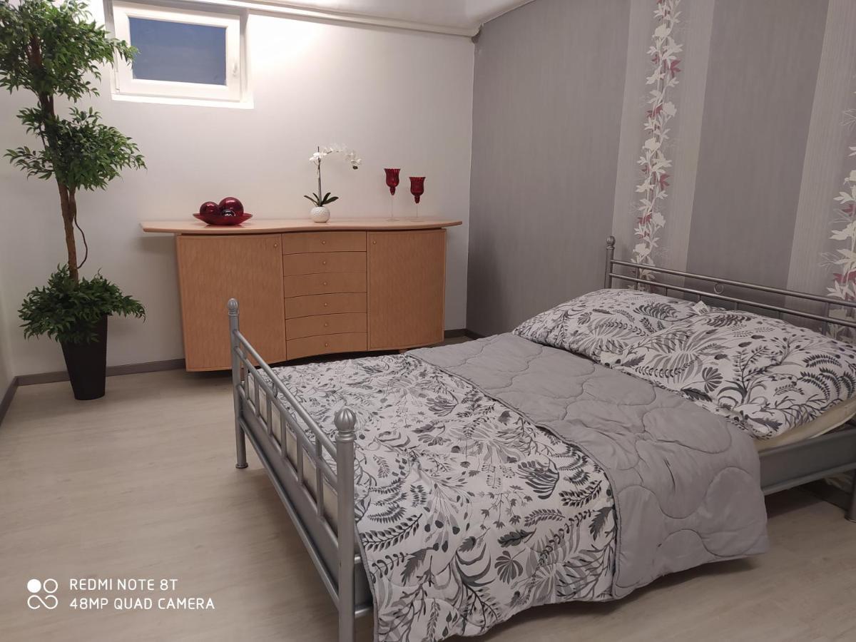 Park Villa Ferienwohnung Mit Pool Und 3 Schlafzimmer Uelzen Exteriör bild